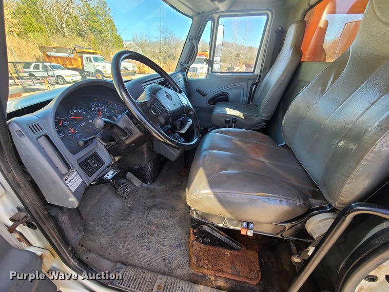 image for item HE9968 2003 International 7400  dump truck