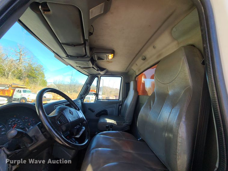 image for item HE9968 2003 International 7400  dump truck