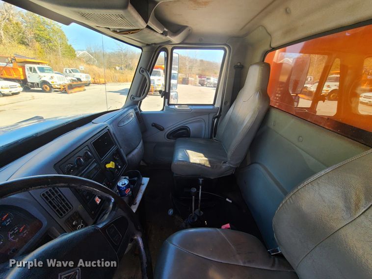 image for item HE9968 2003 International 7400  dump truck