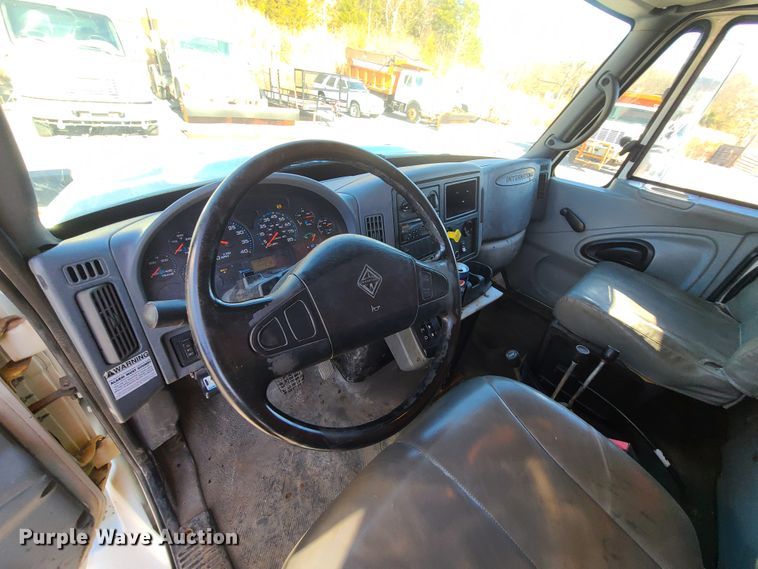 image for item HE9968 2003 International 7400  dump truck