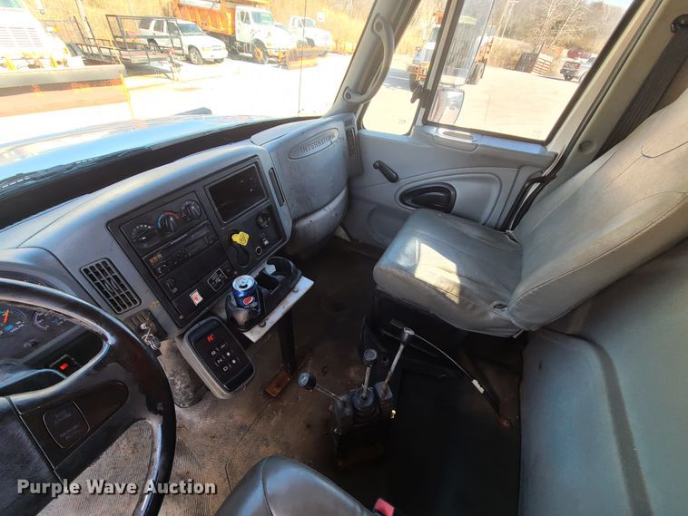 image for item HE9968 2003 International 7400  dump truck