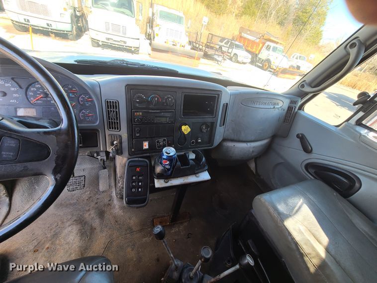 image for item HE9968 2003 International 7400  dump truck