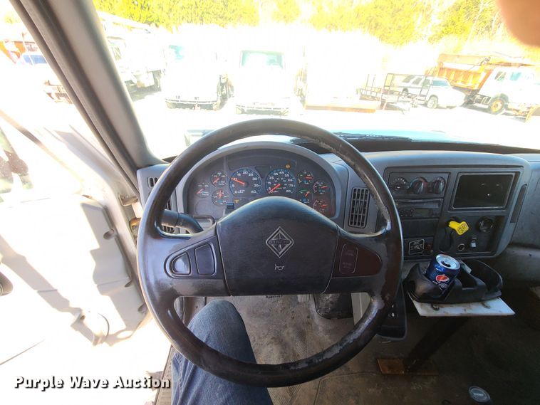 image for item HE9968 2003 International 7400  dump truck