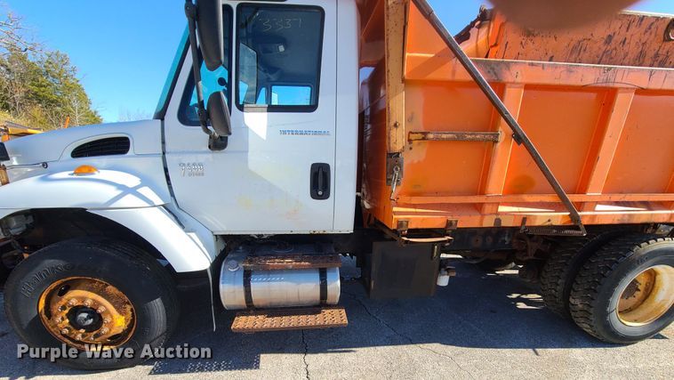 image for item HE9968 2003 International 7400  dump truck