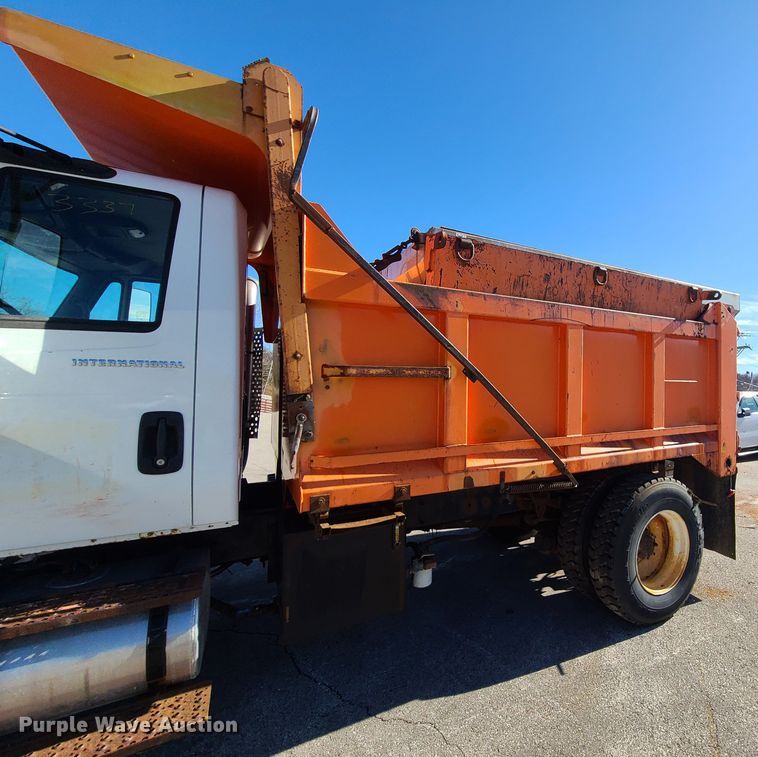 image for item HE9968 2003 International 7400  dump truck