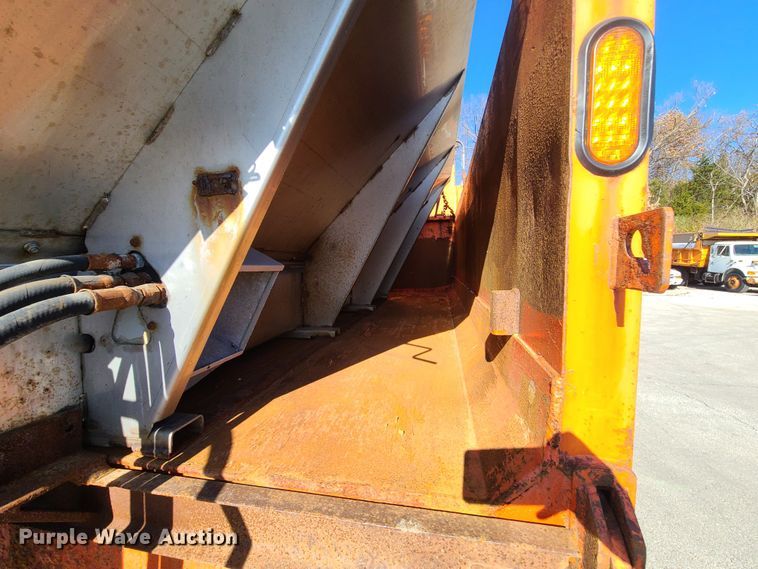 image for item HE9968 2003 International 7400  dump truck