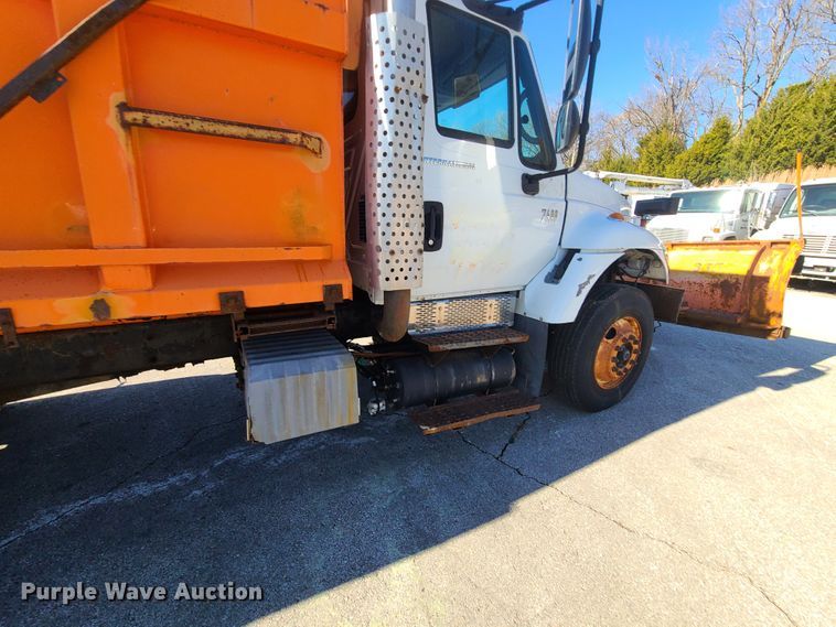 image for item HE9968 2003 International 7400  dump truck