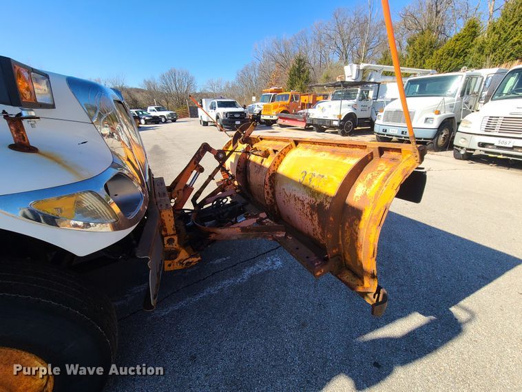 image for item HE9968 2003 International 7400  dump truck