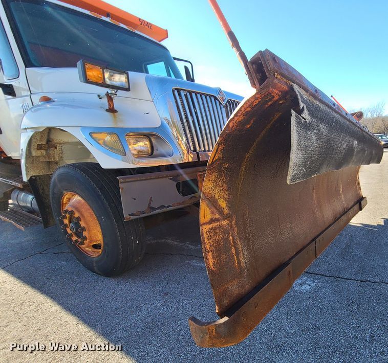 image for item HE9968 2003 International 7400  dump truck