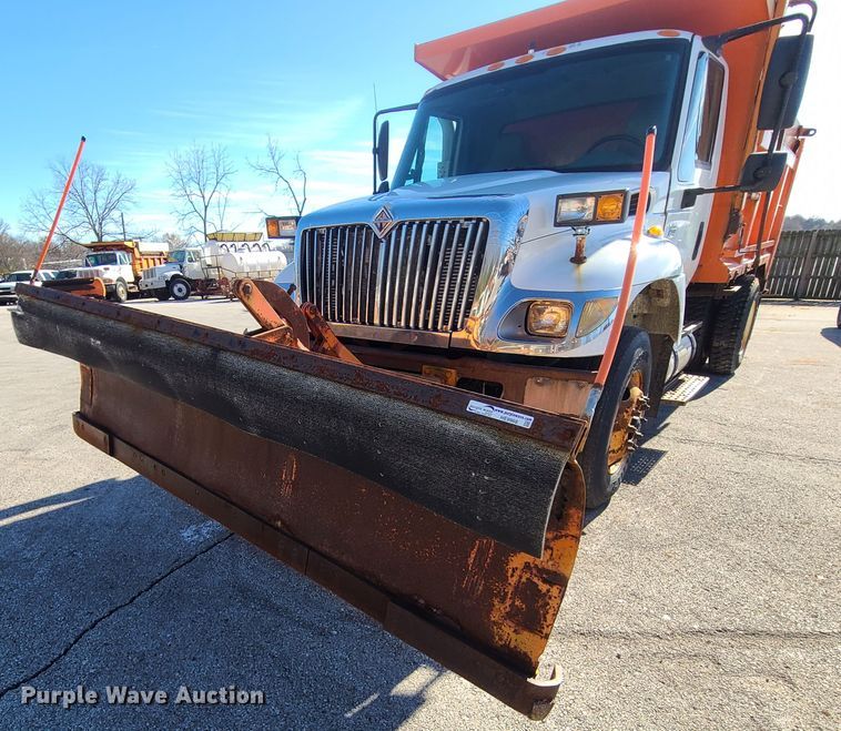 image for item HE9968 2003 International 7400  dump truck
