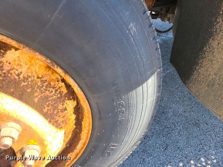 image for item HE9968 2003 International 7400  dump truck