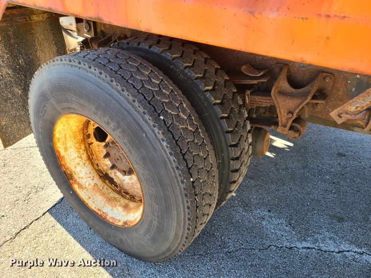 image for item HE9968 2003 International 7400  dump truck