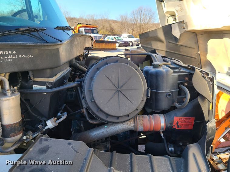 image for item HE9968 2003 International 7400  dump truck