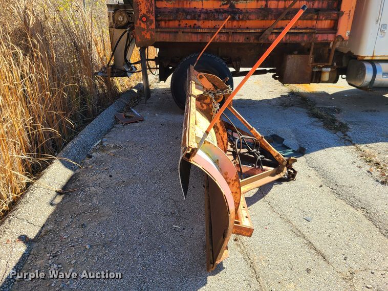 image for item HE9968 2003 International 7400  dump truck