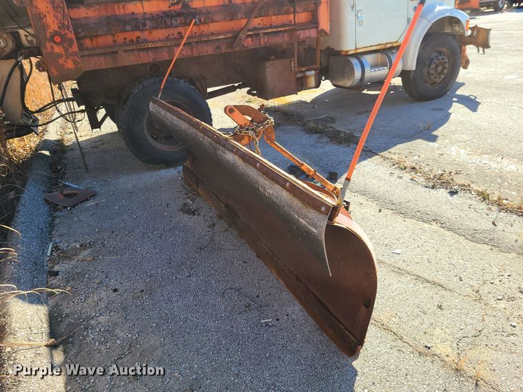 image for item HE9968 2003 International 7400  dump truck