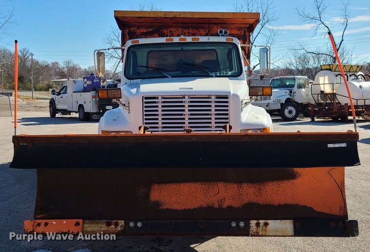 image for item HE9971 2001 International 4900  dump truck