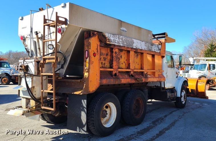 image for item HE9971 2001 International 4900  dump truck