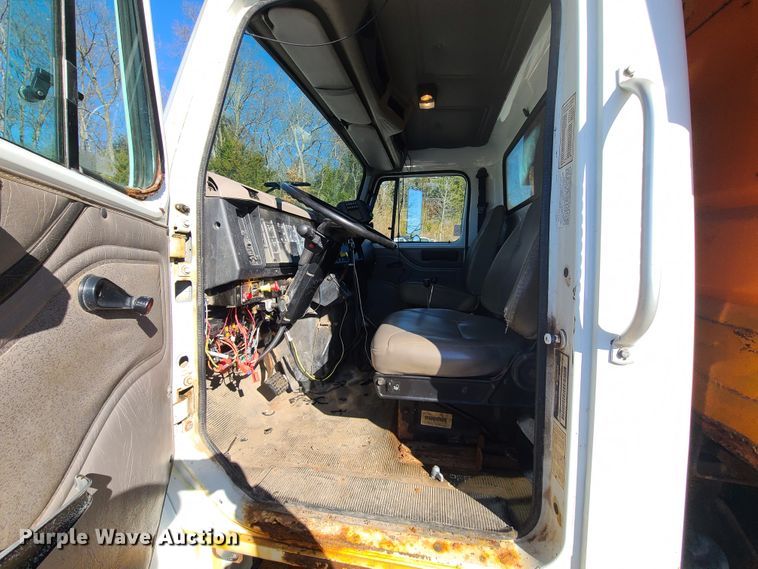 image for item HE9971 2001 International 4900  dump truck