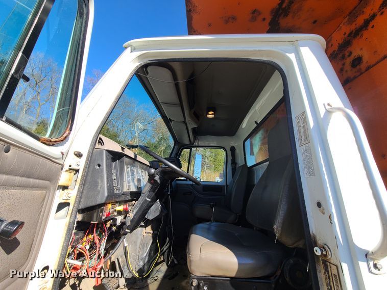 image for item HE9971 2001 International 4900  dump truck