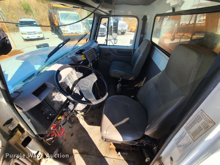 image for item HE9971 2001 International 4900  dump truck