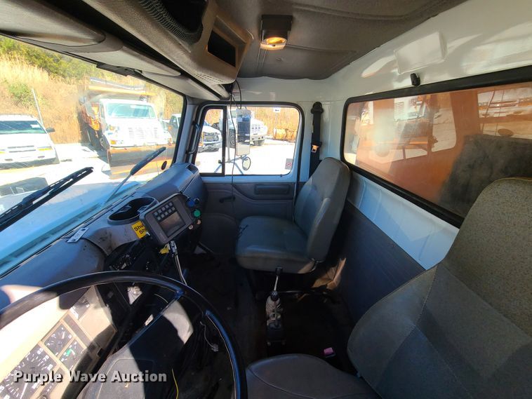 image for item HE9971 2001 International 4900  dump truck