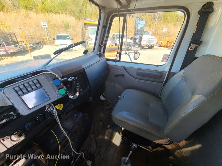 image for item HE9971 2001 International 4900  dump truck