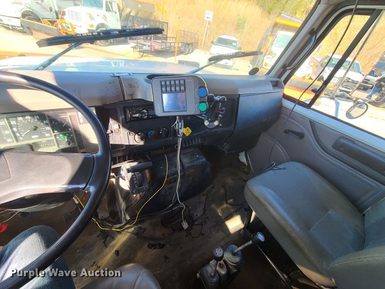 image for item HE9971 2001 International 4900  dump truck