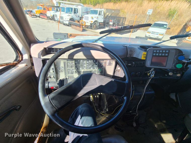 image for item HE9971 2001 International 4900  dump truck