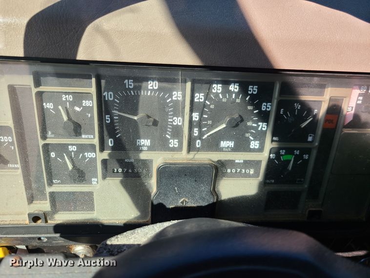 image for item HE9971 2001 International 4900  dump truck