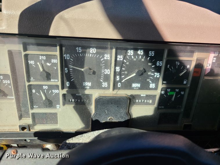 image for item HE9971 2001 International 4900  dump truck