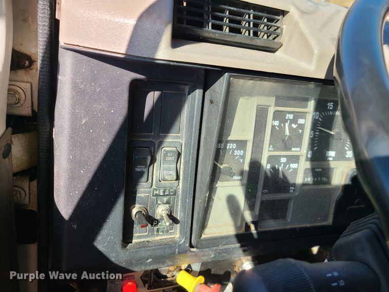 image for item HE9971 2001 International 4900  dump truck