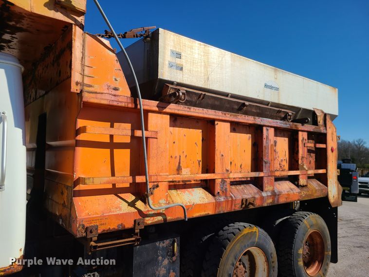 image for item HE9971 2001 International 4900  dump truck