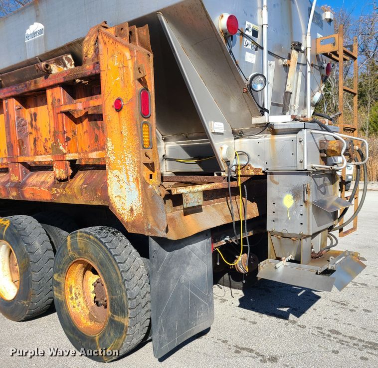 image for item HE9971 2001 International 4900  dump truck