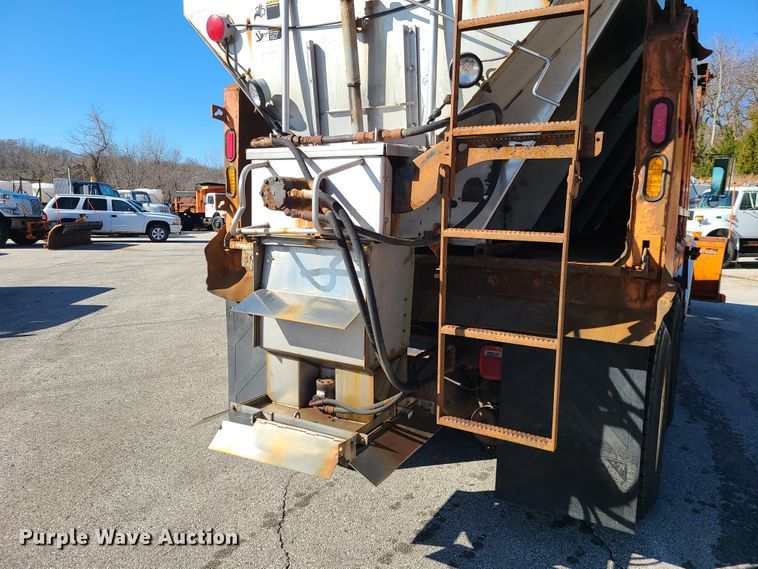 image for item HE9971 2001 International 4900  dump truck