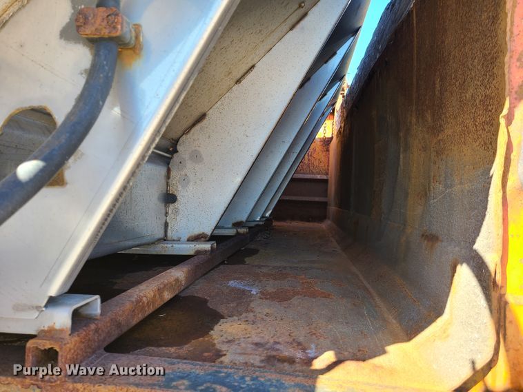 image for item HE9971 2001 International 4900  dump truck