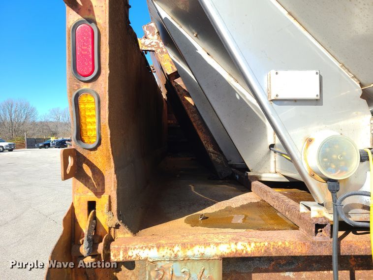 image for item HE9971 2001 International 4900  dump truck