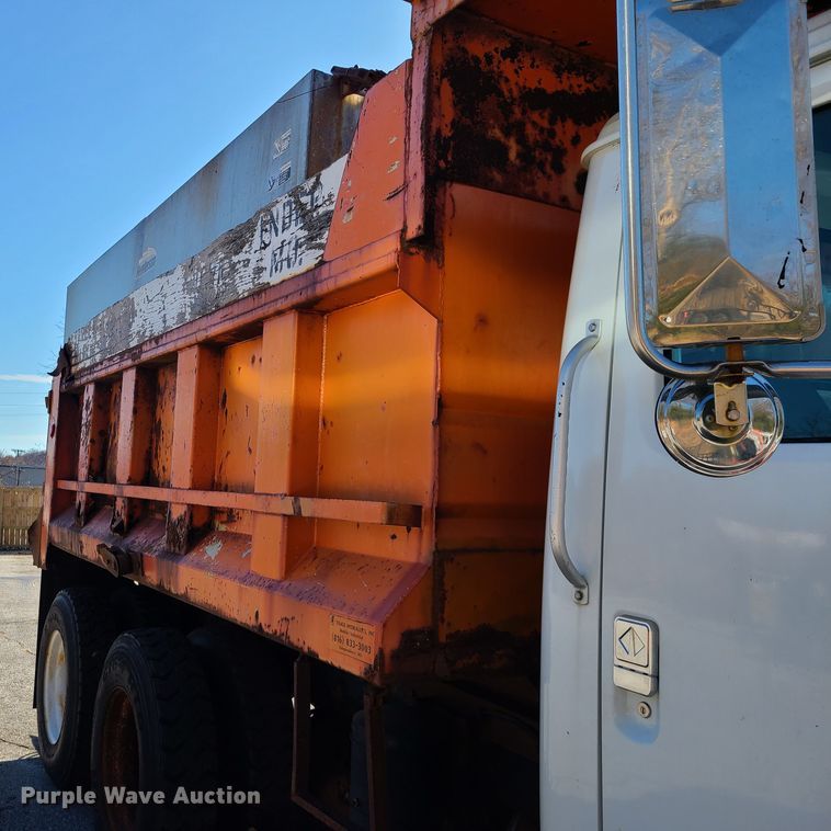 image for item HE9971 2001 International 4900  dump truck