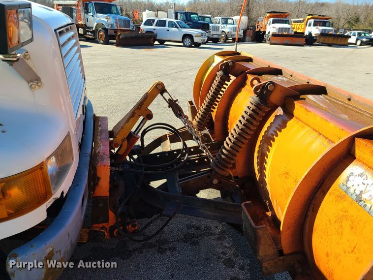 image for item HE9971 2001 International 4900  dump truck