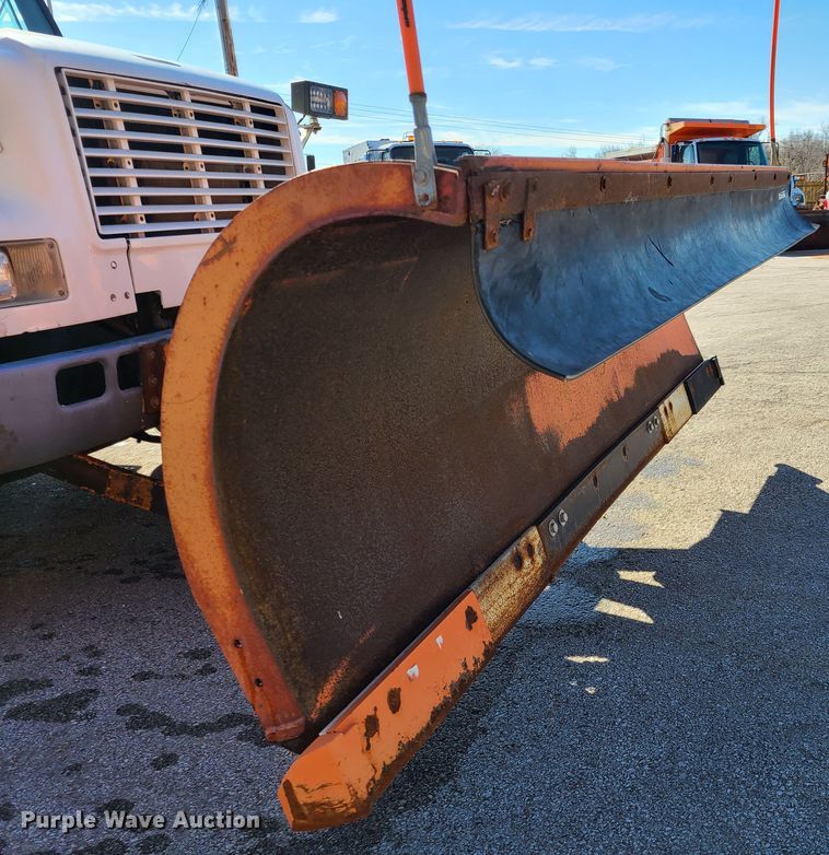 image for item HE9971 2001 International 4900  dump truck