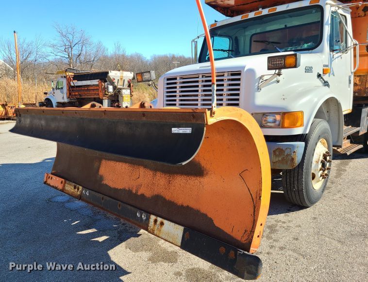 image for item HE9971 2001 International 4900  dump truck