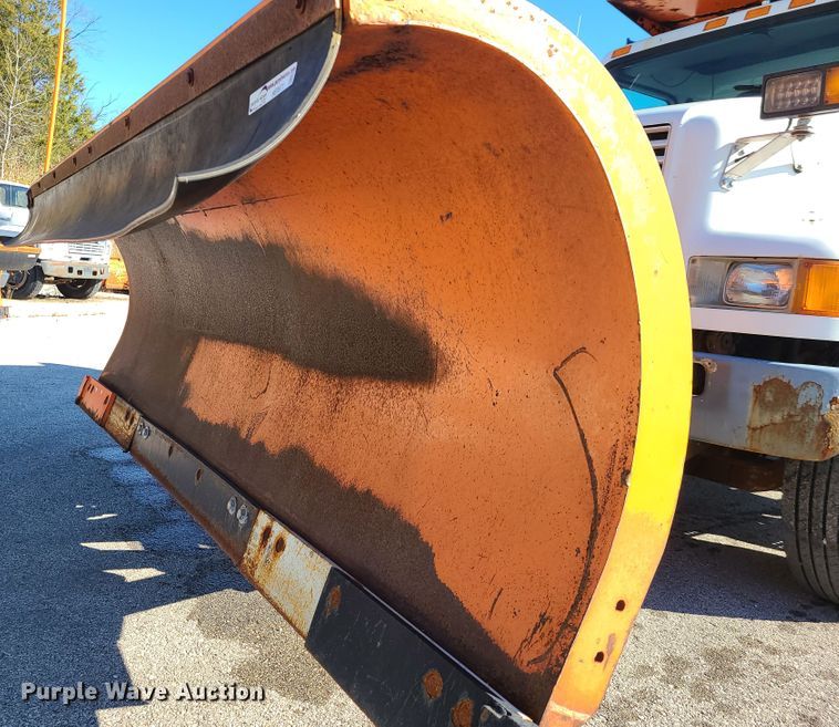 image for item HE9971 2001 International 4900  dump truck