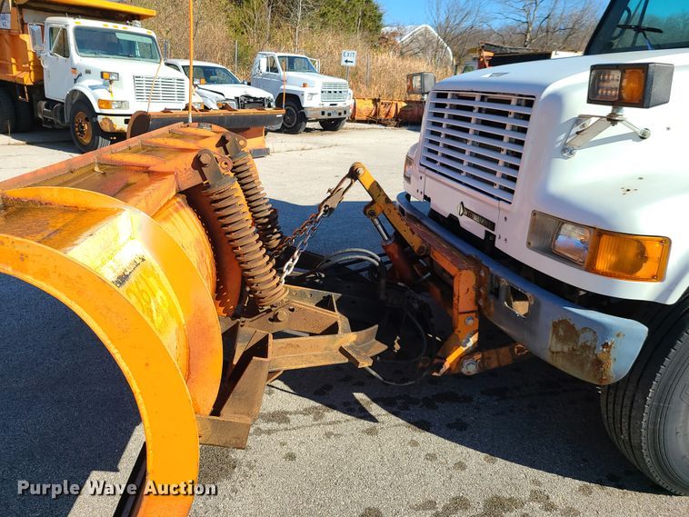 image for item HE9971 2001 International 4900  dump truck