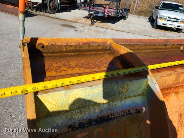 image for item HE9971 2001 International 4900  dump truck