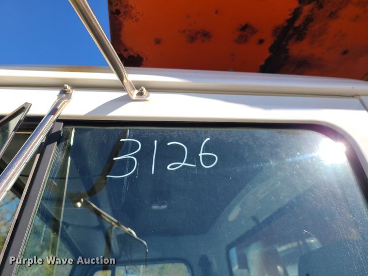 image for item HE9971 2001 International 4900  dump truck