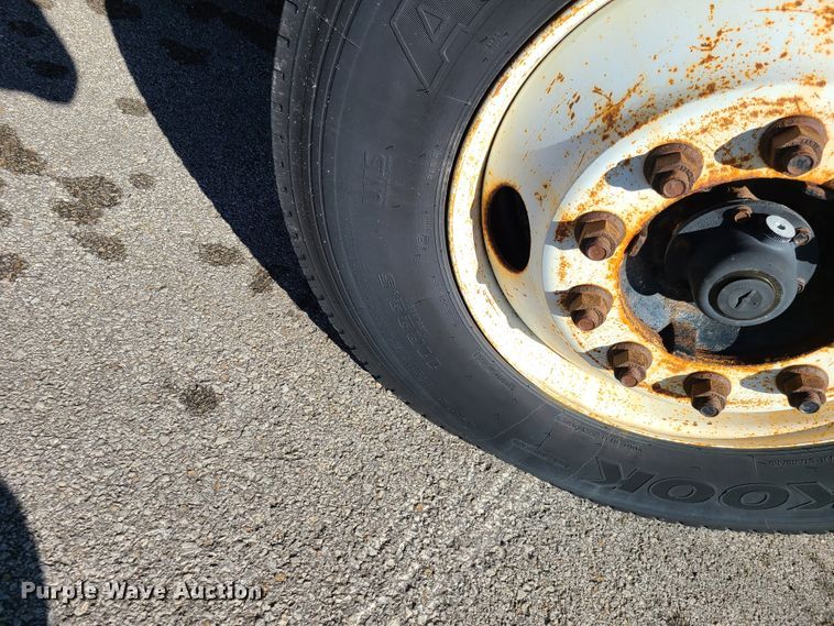 image for item HE9971 2001 International 4900  dump truck