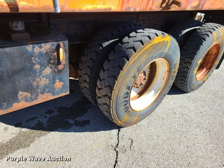 image for item HE9971 2001 International 4900  dump truck