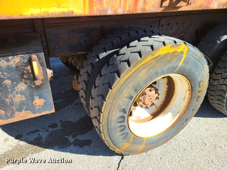 image for item HE9971 2001 International 4900  dump truck