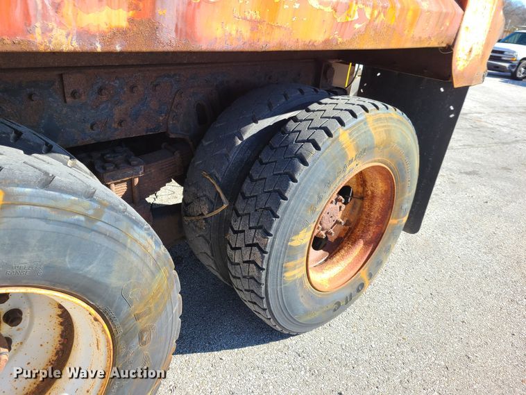 image for item HE9971 2001 International 4900  dump truck