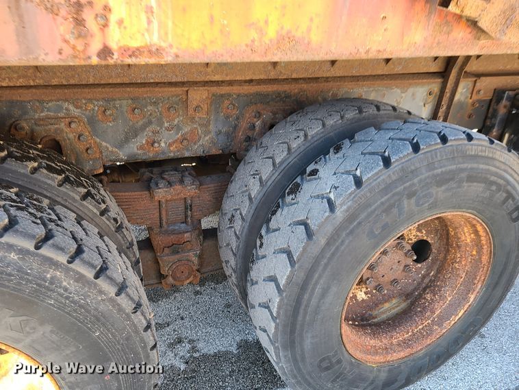 image for item HE9971 2001 International 4900  dump truck