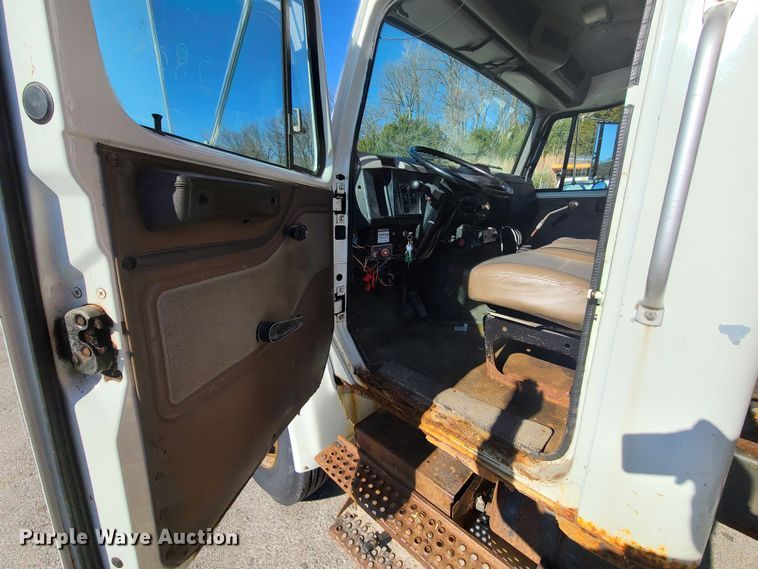 image for item HE9972 1997 International 4900  dump truck